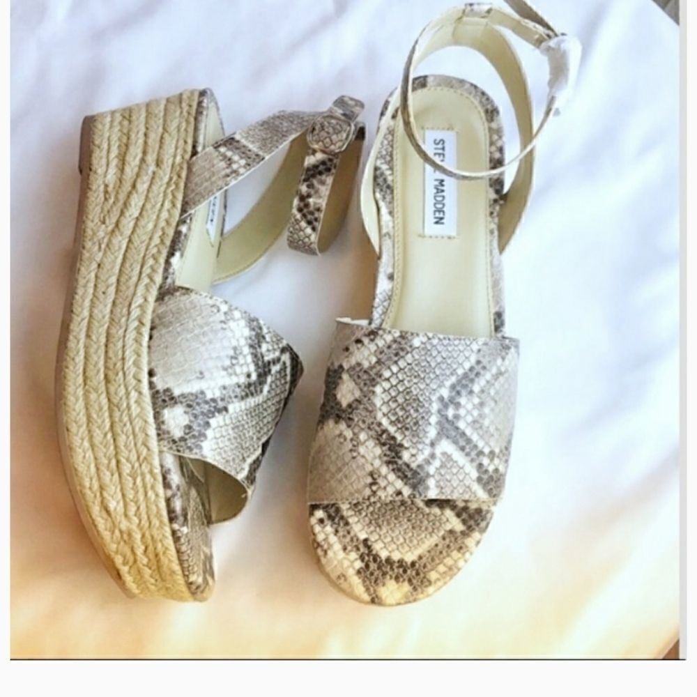 STEVE MADDEN CROC MOTIF PLATFORM SANDALS.…